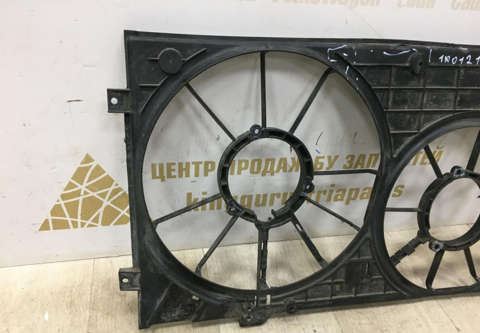 Диффузор вентилятора охлаждения Volkswagen Caddy 3 10-15 oem 1K0121207BB Диффузор вентилятора охлаждения Volkswagen Caddy 3 10-15 oem 1K0121207BB