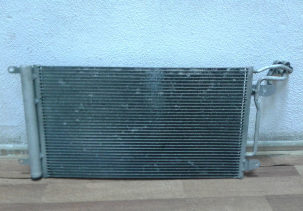 Радиатор кондиционера Volkswagen Polo oem 6r0820411 Радиатор кондиционера Volkswagen Polo oem 6r0820411