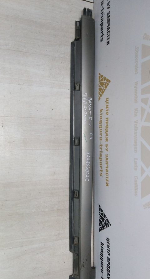 Накладка порога правая Volkswagen Passat B7 11-15 oem 3aa853092c