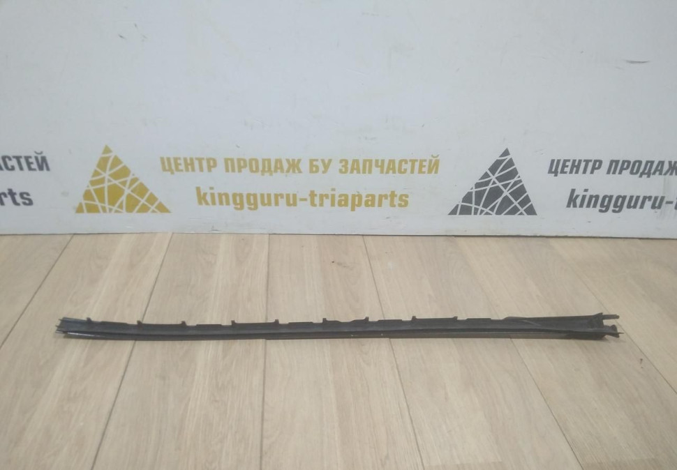 Молдинг лобового стекла правый бу BMW X5 G05 OEM 51317463528