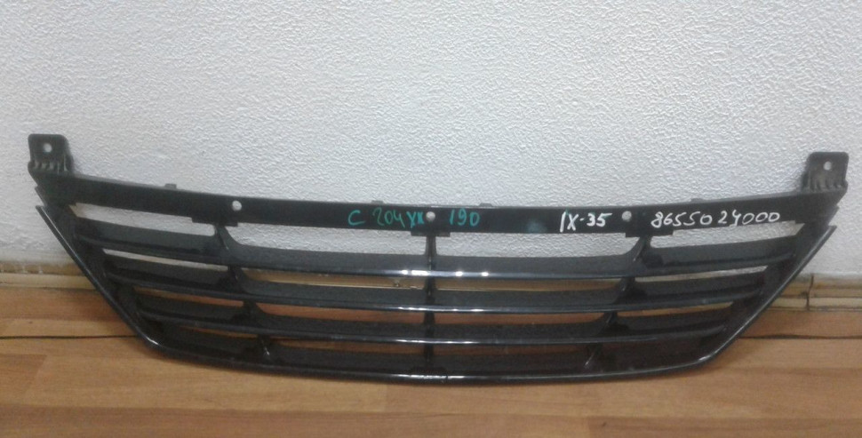 Решетка переднего бампера Hyundai ix35 oem 865502y000