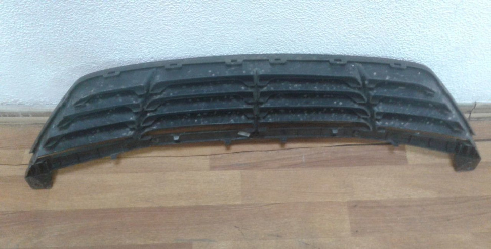 Решетка переднего бампера Hyundai ix35 oem 865502y000