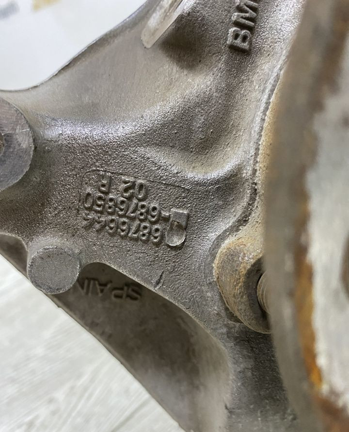 Кулак передний правый Mini Cooper F56 OEM 31216876644
