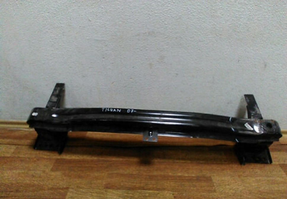 Усилитель переднего бампера Volkswagen Tiguan (07>) вмятина