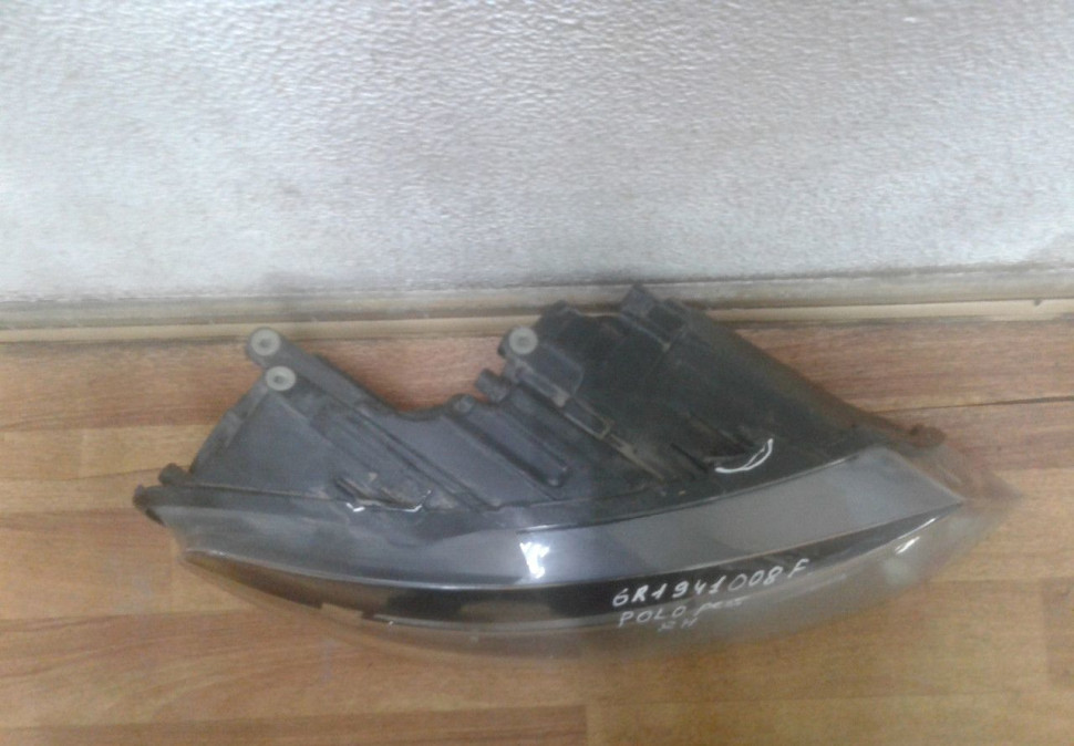 Фара правая Volkswagen Polo рест oem 6R1941008F (слом. 2 крепл.)