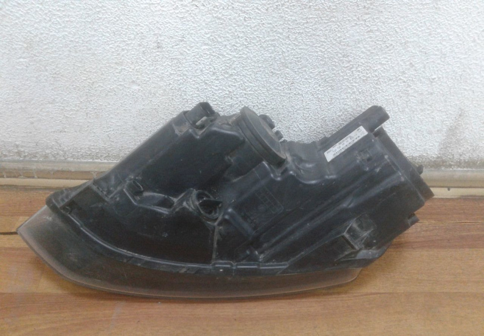 Фара правая Volkswagen Polo рест oem 6R1941008F (слом. 2 крепл.)