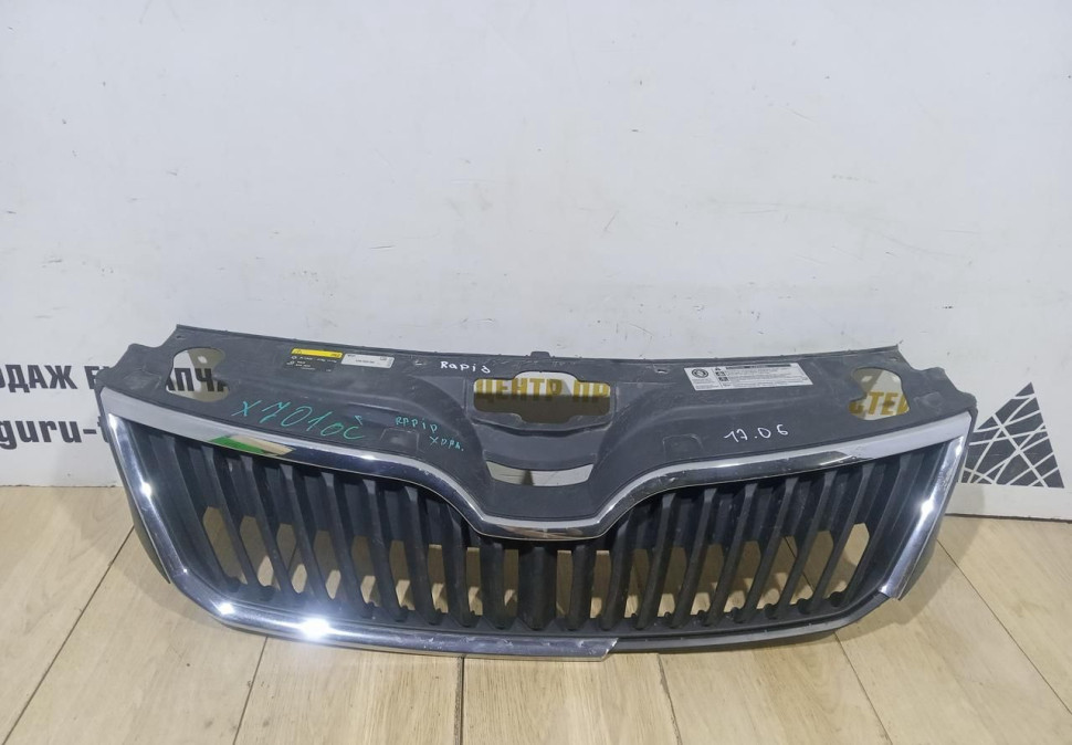 Решетка радиатора Skoda Rapid OEM 5JA853668