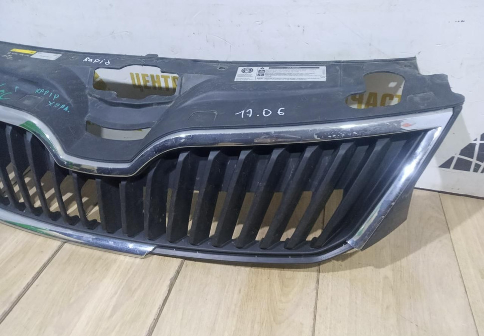 Решетка радиатора Skoda Rapid OEM 5JA853668 Решетка радиатора Skoda Rapid OEM 5JA853668
