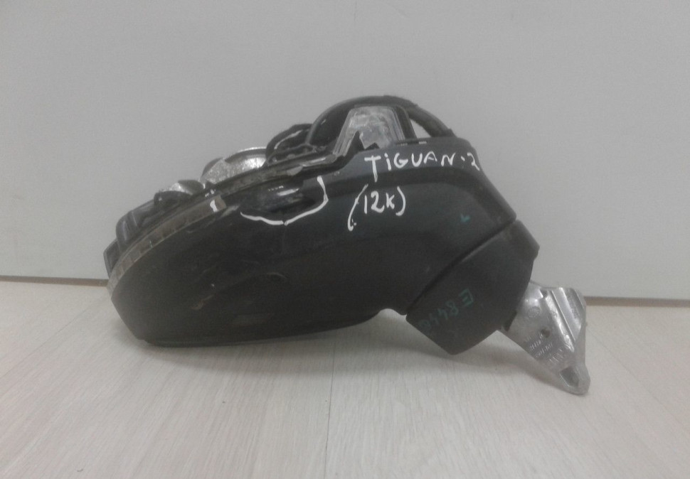 Зеркало правое (12к) Volkswagen Tiguan 2 oem 5NB857502A (слом.мал часть) (без крышки и зеркл. элемента)
