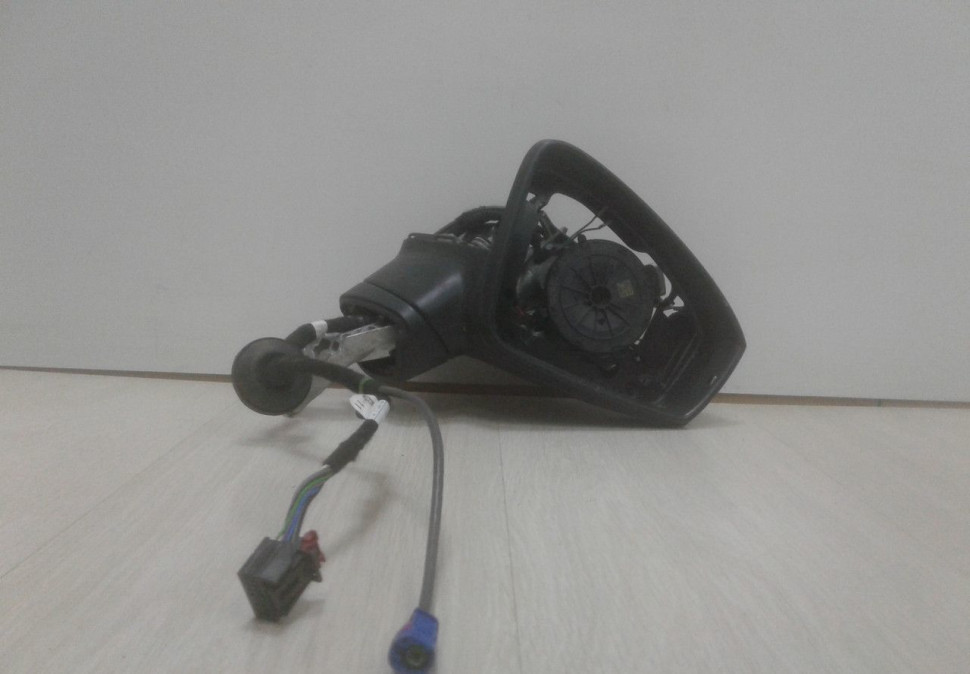 Зеркало правое (12к) Volkswagen Tiguan 2 oem 5NB857502A (слом.мал часть) (без крышки и зеркл. элемента) Зеркало правое (12к) Volkswagen Tiguan 2 oem 5NB857502A (слом.мал часть) (без крышки и зеркл. элемента)