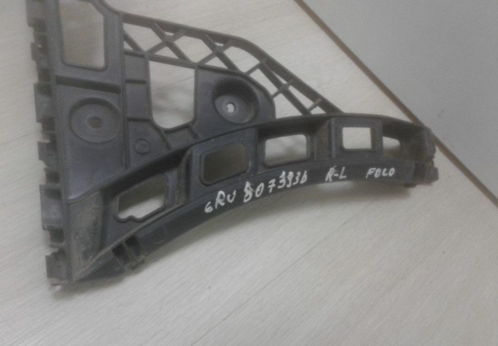 Кронштейн заднего бампера левый Volkswagen Polo oem 6ru807393b