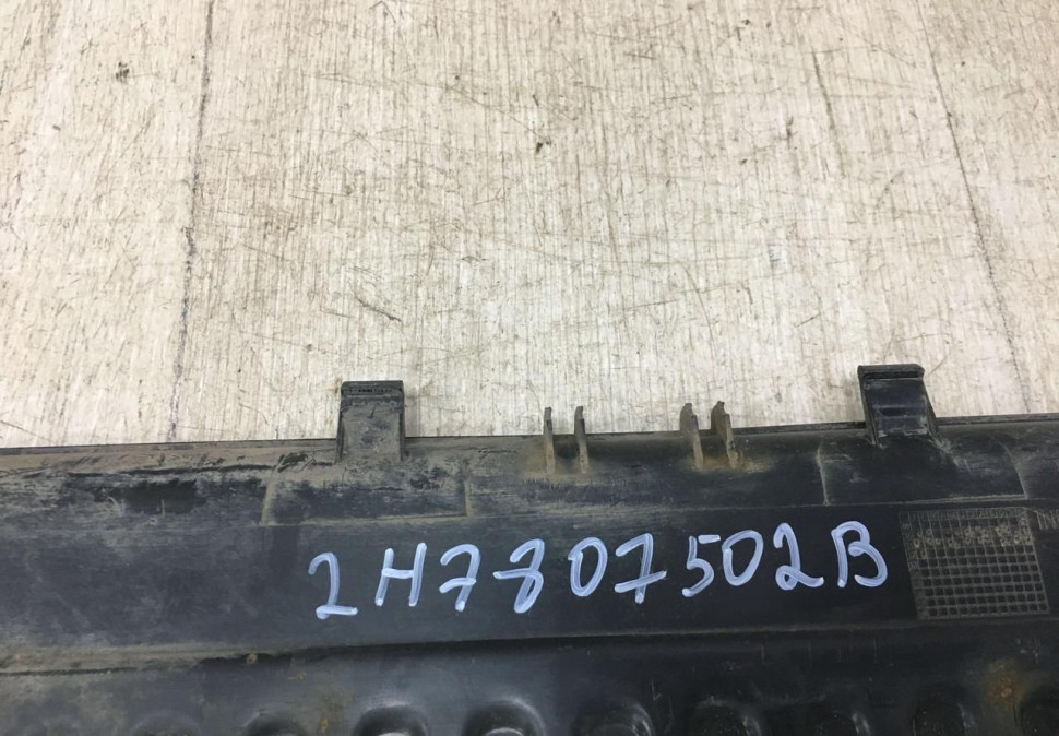 Накладка заднего бампера Volkswagen Amarok 2010-2020 oem 2H7807502B