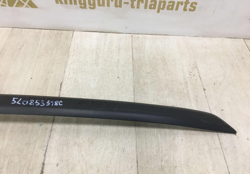 Молдинг двери передний правый Skoda Yeti OEM 5L0853518C