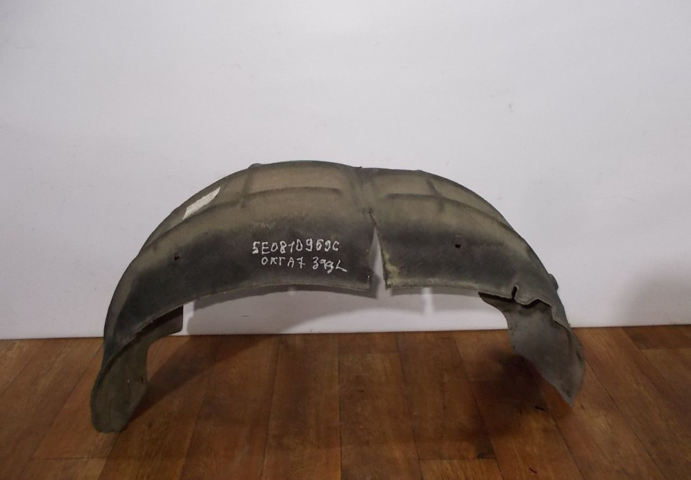 Подкрылок задний левый бу Skoda Octavia A7 OEM 5E0810969C