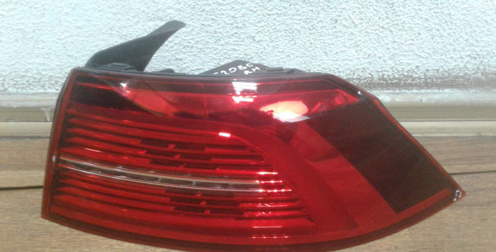 Фонарь правый Volkswagen Passat B8 oem 3g5945208c (трещина)