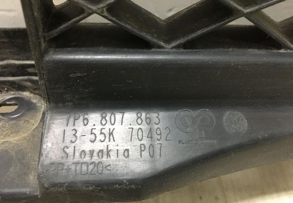Кронштейн заднего бампера Volkswagen Touareg 2 2010-2018 oem 7P6807863A