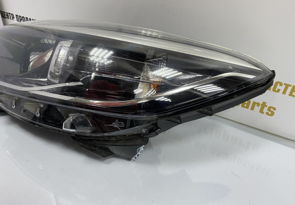 Фара левая Renault Kaptur OEM 260602042R Фара левая Renault Kaptur OEM 260602042R