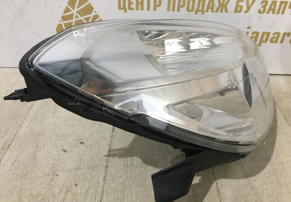 Фара правая Renault Dokker OEM 260102414R