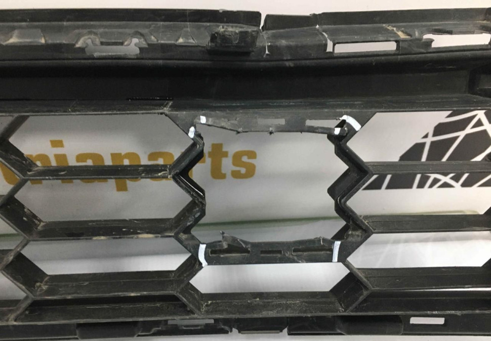 Решетка переднего бампера Skoda Karoq OEM 57A853677A