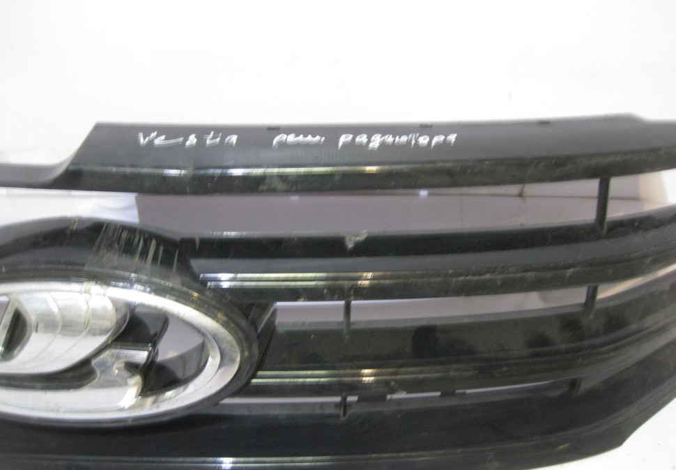 Решетка радиатора Lada Vesta oem 8450008666 (трещина) (скл-3)
