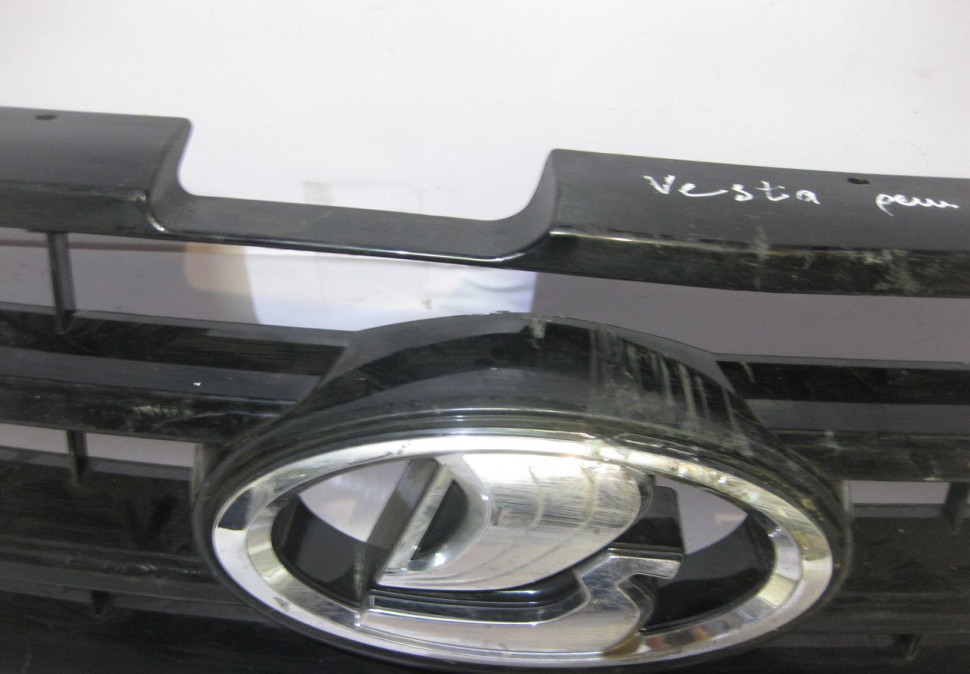 Решетка радиатора Lada Vesta oem 8450008666 (трещина) (скл-3)