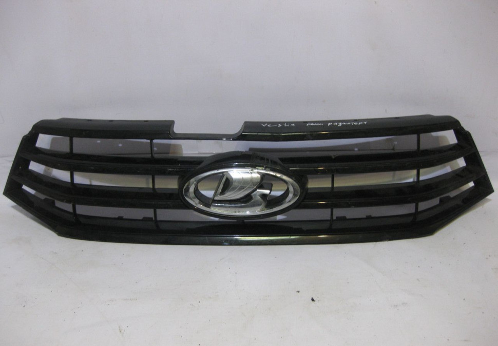 Решетка радиатора Lada Vesta oem 8450008666 (трещина) (скл-3)