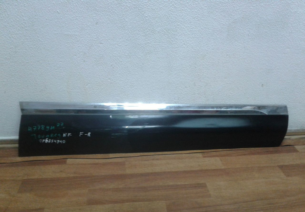 Молдинг двери передний правый Volkswagen Touareg NF oem 7p6854940 (потерт)