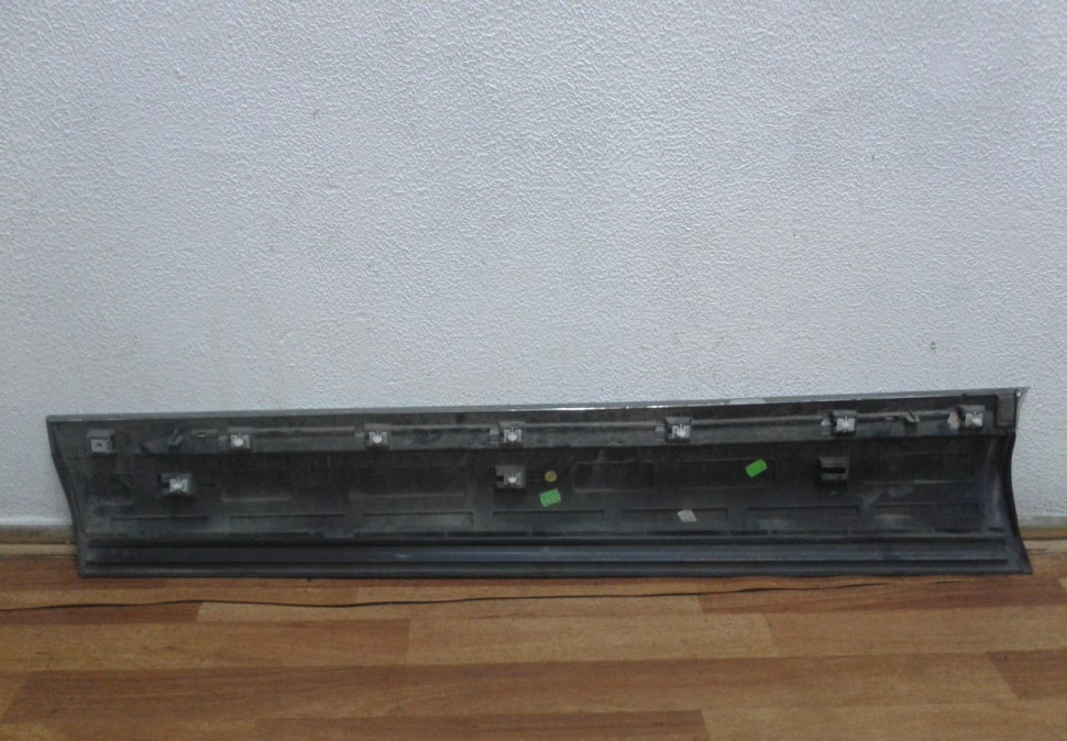 Молдинг двери передний правый Volkswagen Touareg NF oem 7p6854940 (потерт)