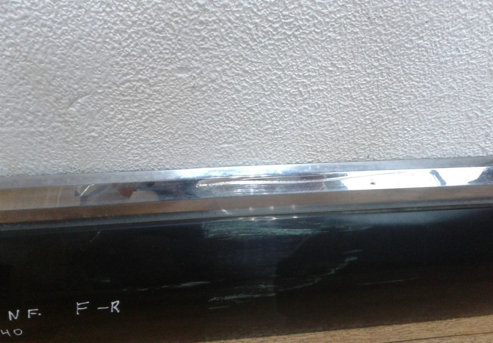 Молдинг двери передний правый Volkswagen Touareg NF oem 7p6854940 (потерт)