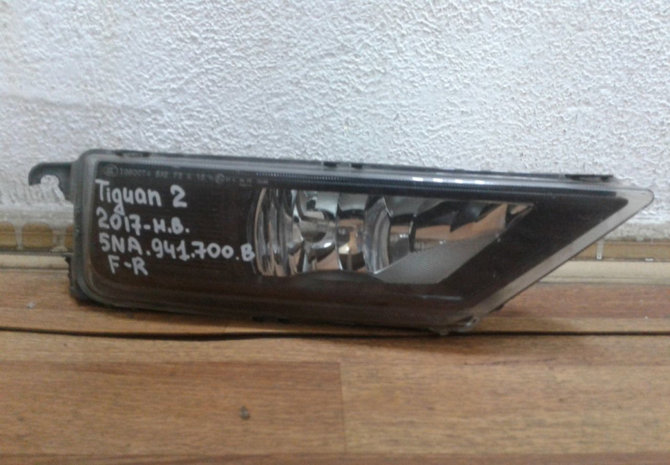 Фара птф правая Volkswagen Tiguan 2 oem 5na941700b (слом. 2 крепл.)