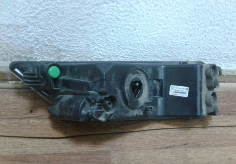 Фара птф правая Volkswagen Tiguan 2 oem 5na941700b (слом. 2 крепл.)