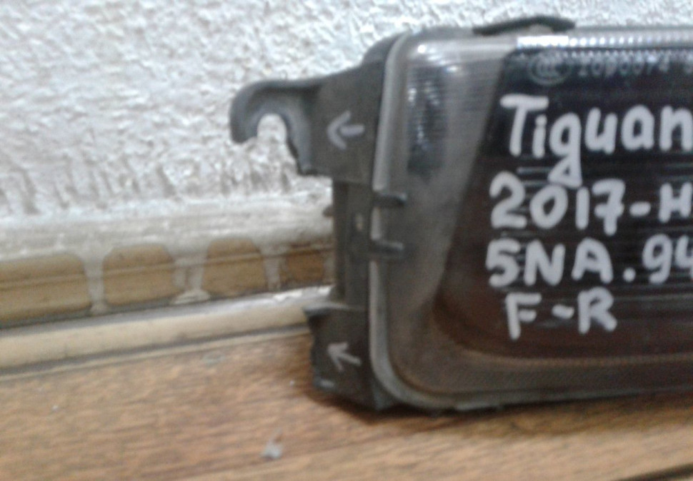Фара птф правая Volkswagen Tiguan 2 oem 5na941700b (слом. 2 крепл.)