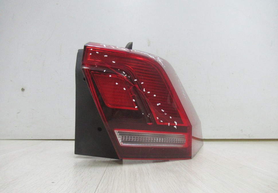 Фонарь правый внешний (Диодная) Volkswagen Tiguan 2 oem 5NA945096 ( трещины на стекле)