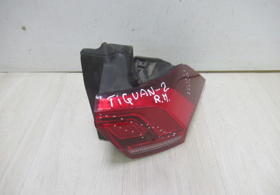 Фонарь правый внешний (Диодная) Volkswagen Tiguan 2 oem 5NA945096 ( трещины на стекле) Фонарь правый внешний (Диодная) Volkswagen Tiguan 2 oem 5NA945096 ( трещины на стекле)