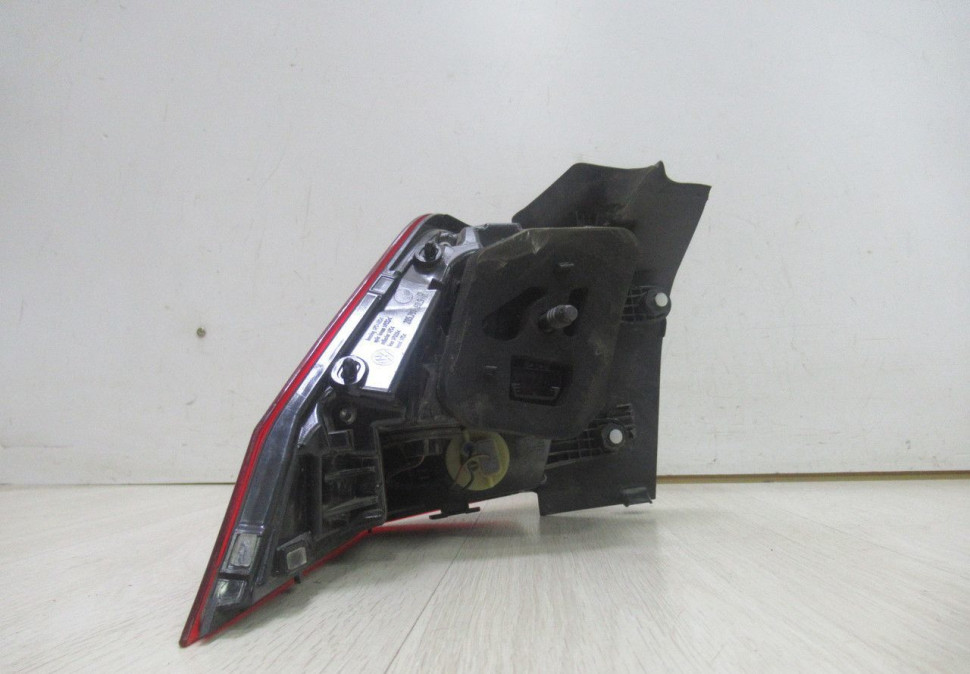 Фонарь правый внешний (Диодная) Volkswagen Tiguan 2 oem 5NA945096 ( трещины на стекле) Фонарь правый внешний (Диодная) Volkswagen Tiguan 2 oem 5NA945096 ( трещины на стекле)