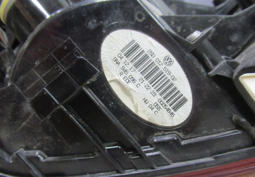 Фонарь правый внешний (Диодная) Volkswagen Tiguan 2 oem 5NA945096 ( трещины на стекле) Фонарь правый внешний (Диодная) Volkswagen Tiguan 2 oem 5NA945096 ( трещины на стекле)