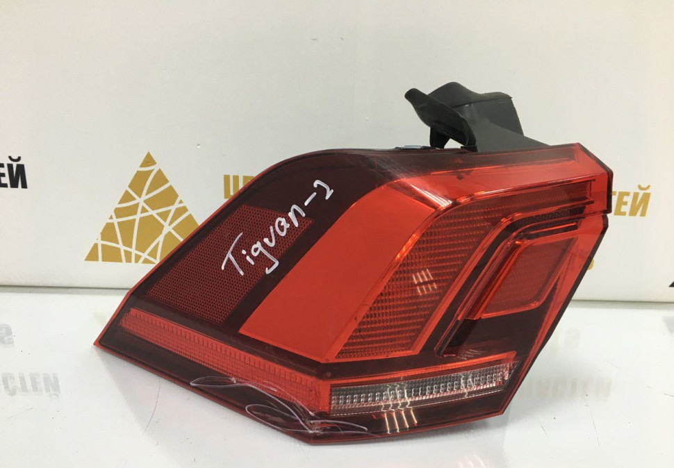 Фонарь левый внешний Volkswagen Tiguan 2 oem 5NA945095a