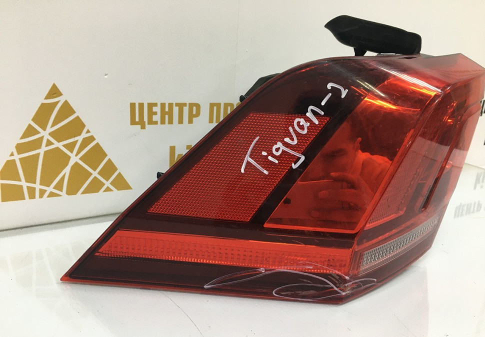 Фонарь левый внешний Volkswagen Tiguan 2 oem 5NA945095a
