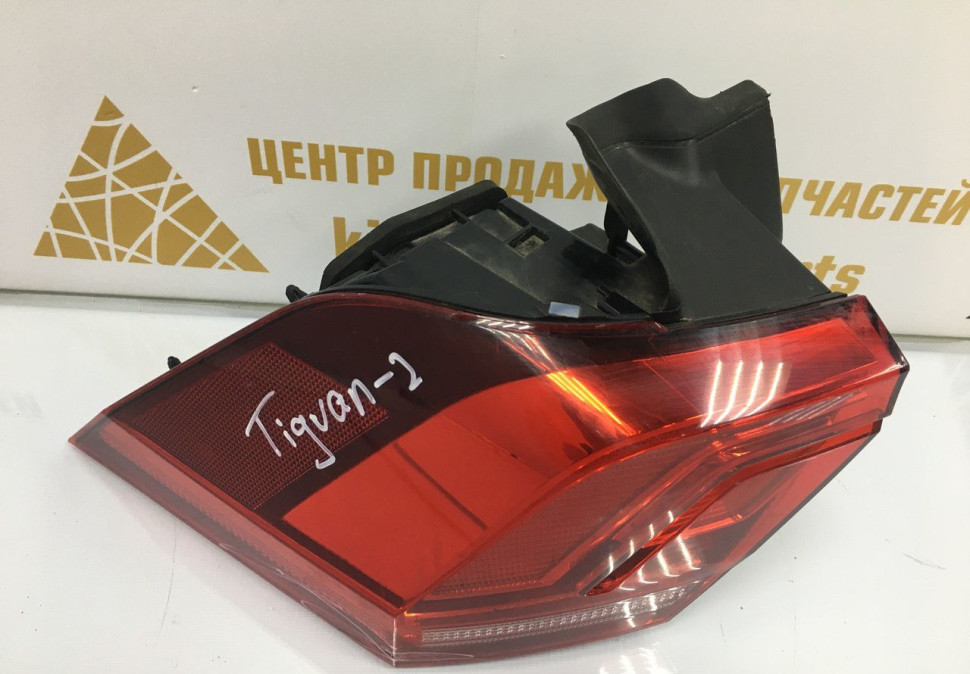 Фонарь левый внешний Volkswagen Tiguan 2 oem 5NA945095a