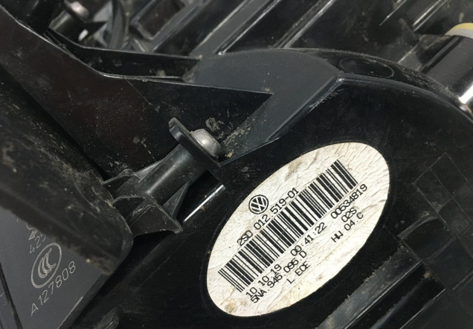 Фонарь левый внешний Volkswagen Tiguan 2 oem 5NA945095a