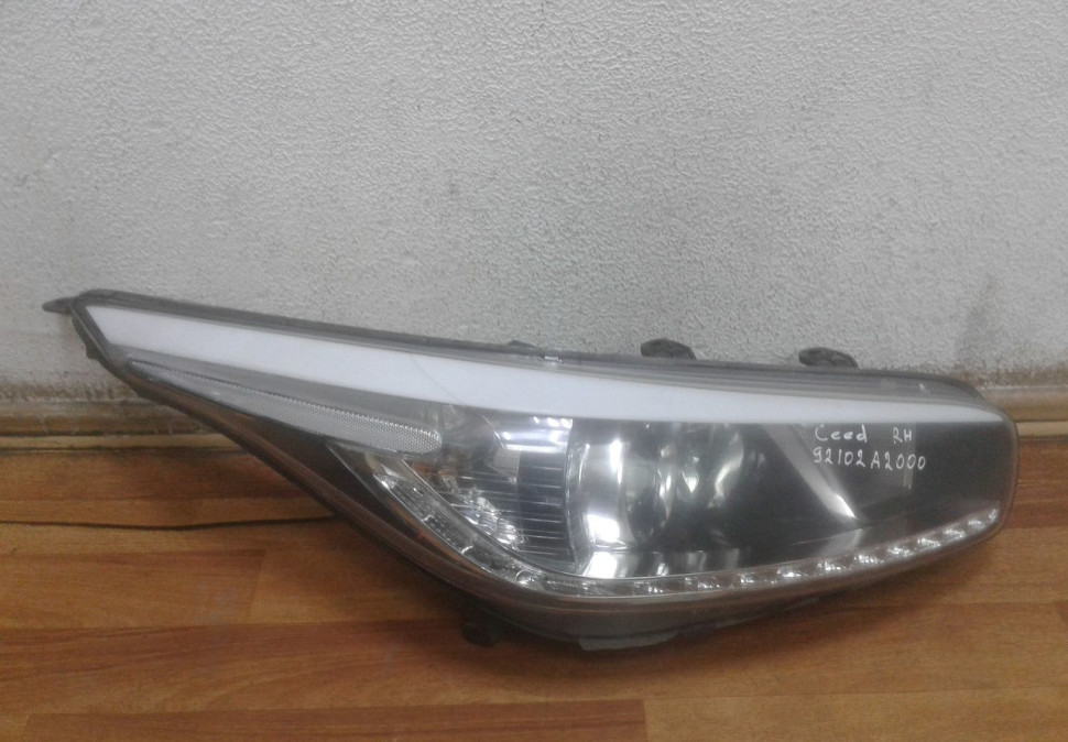 Фара правая с диодами голаген  Kia Ceed 2 (12>)  oem 92102a2000
