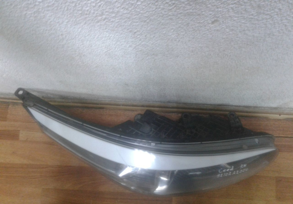 Фара правая с диодами голаген  Kia Ceed 2 (12>)  oem 92102a2000