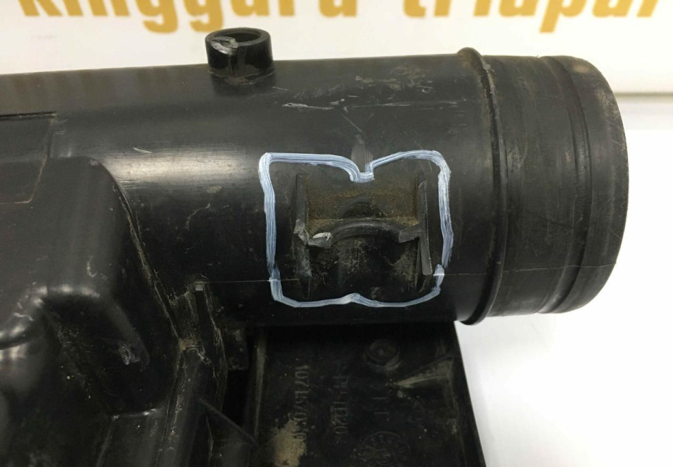 Корпус воздушного фильтра Skoda Rapid Volkswagen Golf 7 OEM 04E129611G