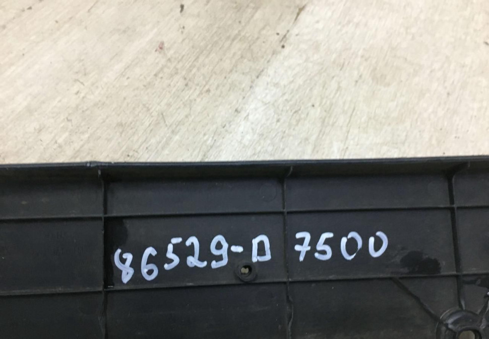 Подиум номерного знака Hyundai Tucson 3 рест 2015 oem 86529D7500