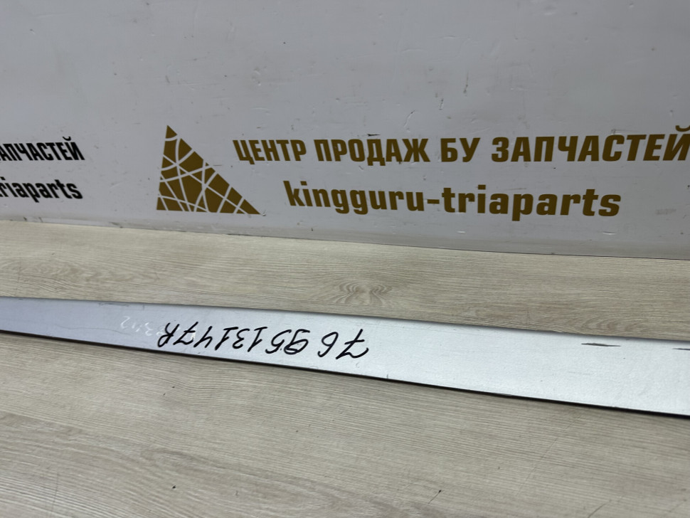 Накладка правого порога бу Renault Duster OEM 769513147R
