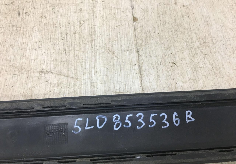 Молдинг двери задний правый бу Skoda Yeti OEM 5L0853536B Молдинг двери задний правый бу Skoda Yeti OEM 5L0853536B