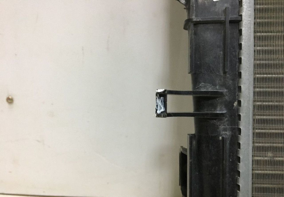 Радиатор охлаждения бу Lada Largus OEM 214105731R (слом.2креп) (скл-3) Радиатор охлаждения бу Lada Largus OEM 214105731R (слом.2креп) (скл-3)