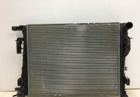 Радиатор охлаждения бу Lada Largus OEM 214105731R (слом.2креп)  (скл-3)