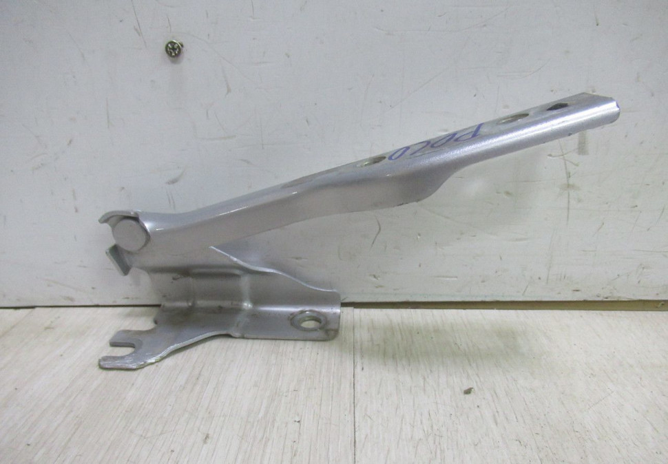Петля капота левая Volkswagen Polo oem 6r0823301b