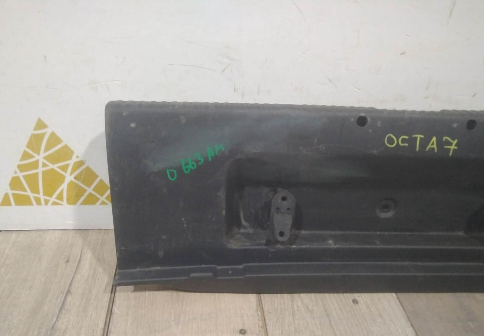 Обивка задней панели бу Skoda Octavia A7 OEM 5E5863485